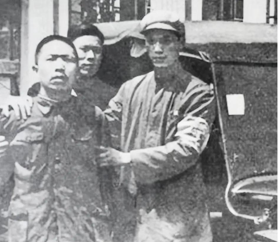 1950年，一名便衣警察在买烟时，发现严管的老板坐姿端正，一举一动都特别向经过严