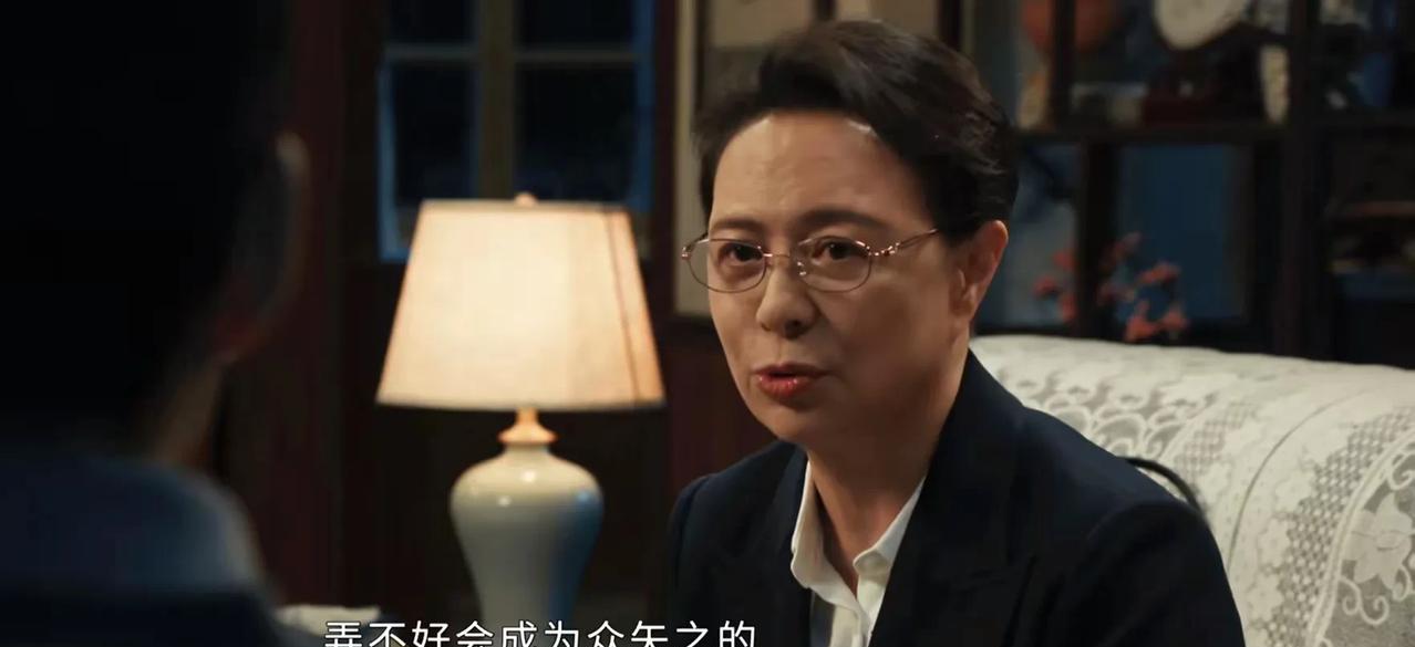 《以法之名》洪亮来到老丈人江旭东家中的小菜园子，没想到老丈人用西红柿给自己上了一