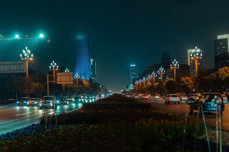 如果能选地方定居，我会在成都、青岛和长沙里纠结。成都简直是烟火天堂。房租很友好