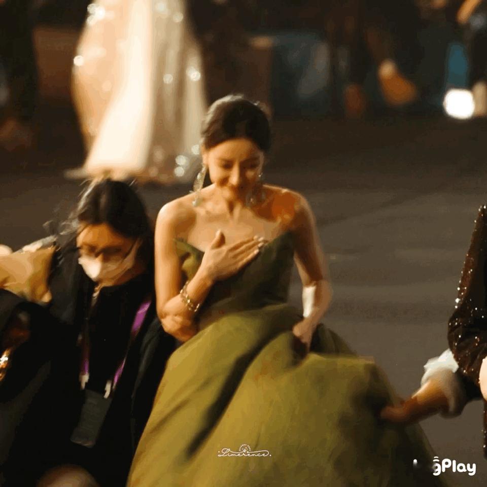 田曦薇和迪丽热巴谁更适合绿色的裙子造型呀？