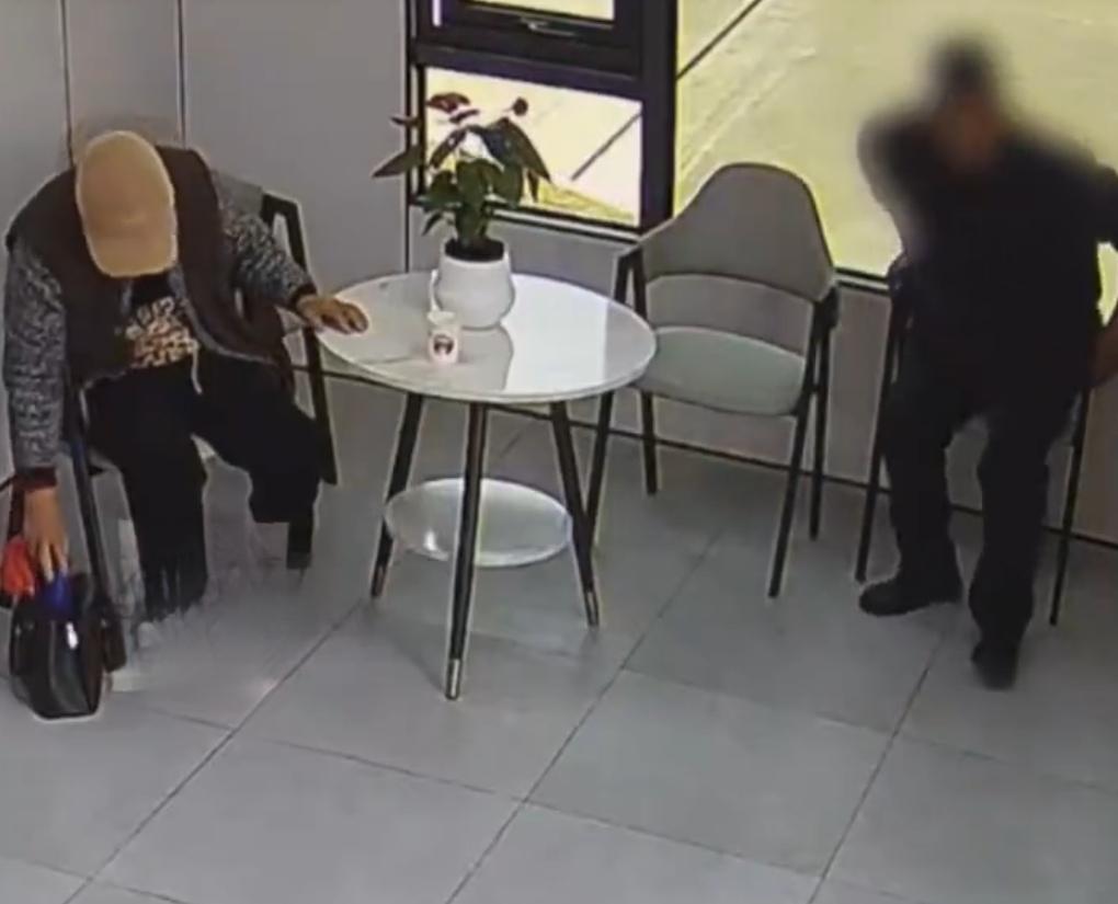 近日，在浙江平阳的高速收费站，发生了一件特别暖心的小事，一位高速收费员的举动，让