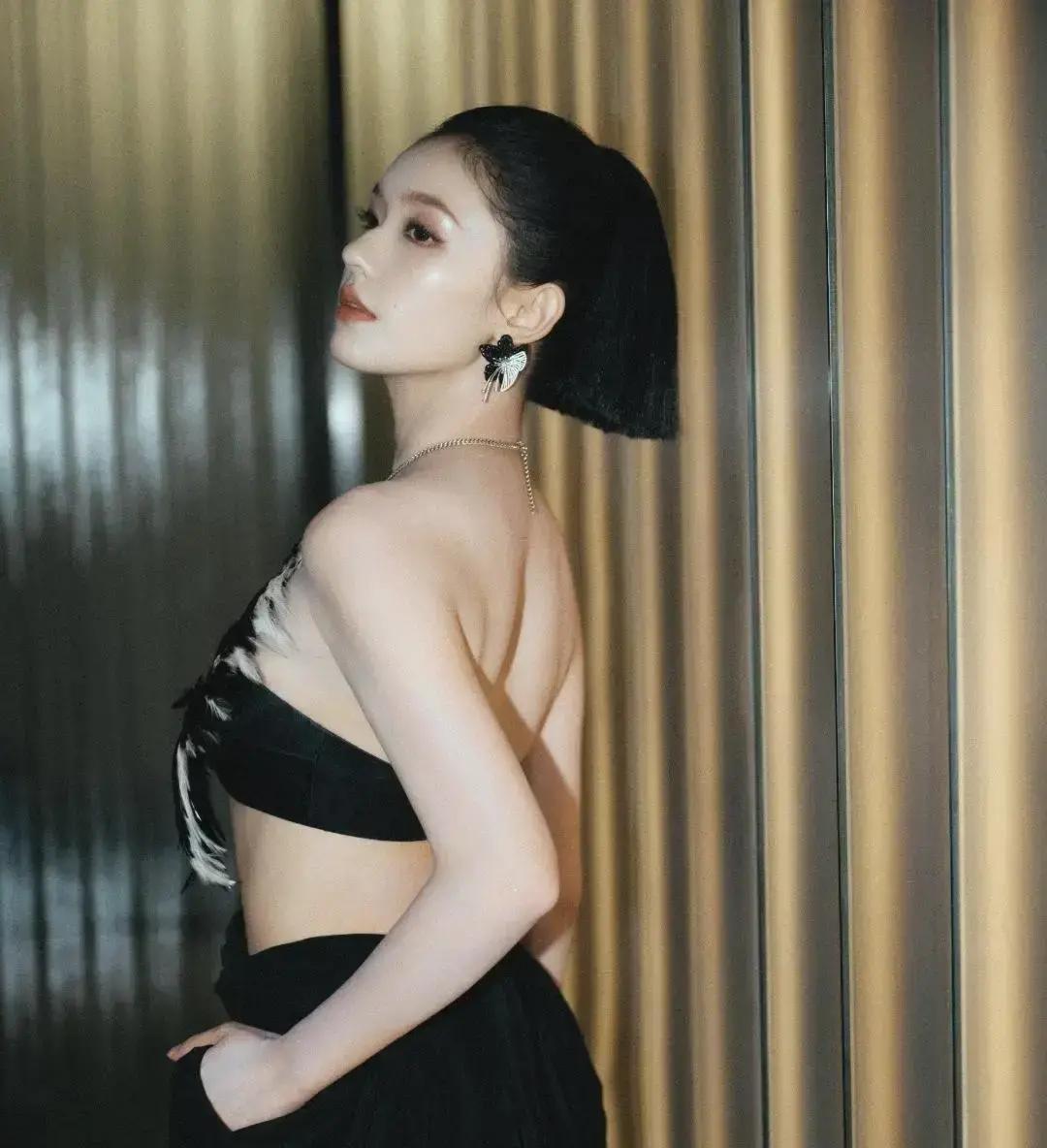 别再以为羽毛装饰只代表甜腻。今天看到林允的黑羽毛长裙造型，她精准踩中了2025