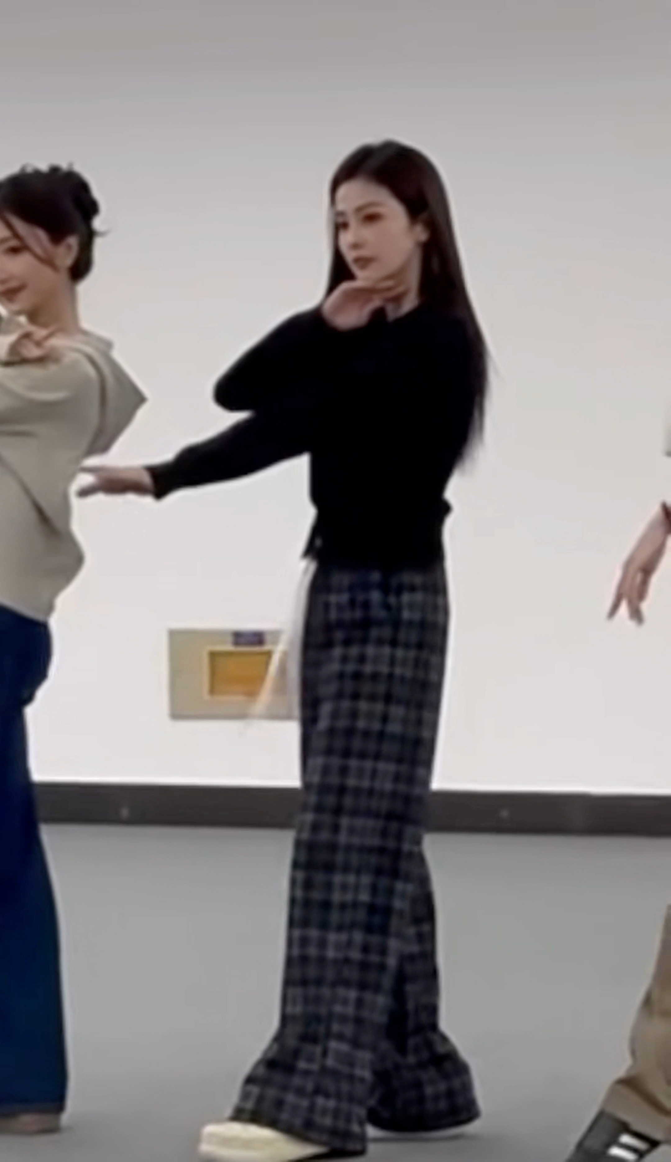 想说是哪位素净大美女原来是白鹿在彩排