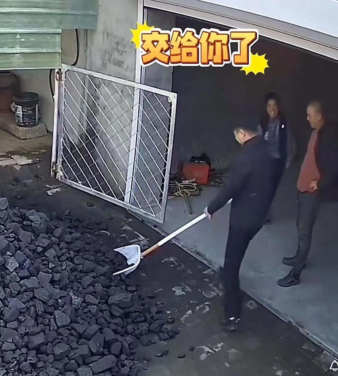 黑龙江icon，父亲正要干活，儿子回来了，而“养儿防老”这一刻具像化了！网友：女