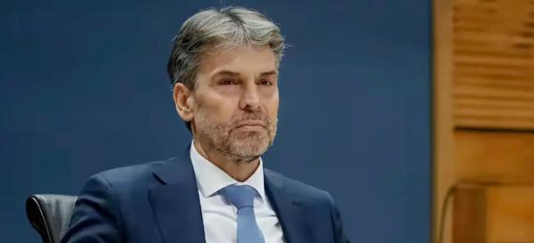 荷兰傻眼了！荷兰光刻机巨头ASML表示，在美国封锁下，我国企业基本无法购买EUV