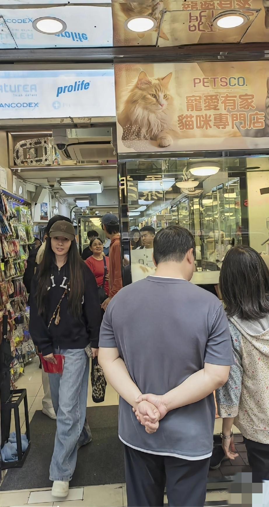 4月6日，郭碧婷与向佐以及向华强一起现身中国香港逛街，郭碧婷纯素颜出镜，头发好多