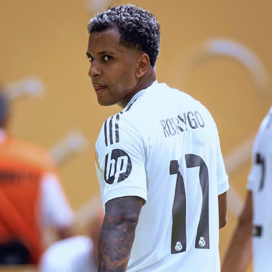 【TA】皇马正在转会市场上寻找中卫和中场球员。为俱乐部引进一名能够掌控比赛节奏的