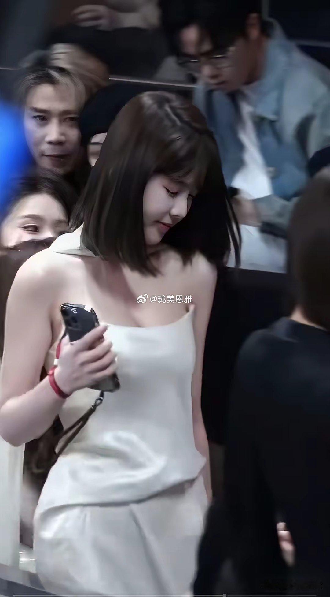 这颜值即使在美女如云的娱乐圈，也可以横着走啊大家认识她是谁了吗？​​​