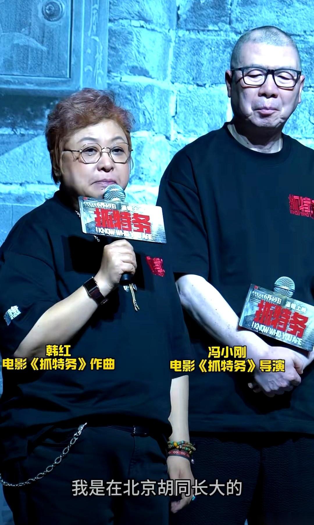 那场面，主角是韩红和冯小刚。一个选手刚表演完，底下掌声稀稀拉拉。冯小刚清了清嗓