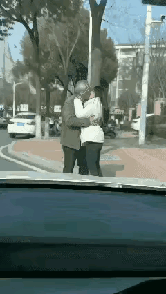 老人的第二春，被这个司机的按的喇叭声破坏掉了一个老人抱着一个女孩在马路边就开