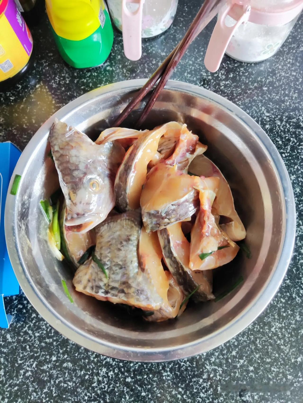 今日下午茶:炸鱼+蒸胡萝卜+豆浆好不好？会不会上火呀？😡[