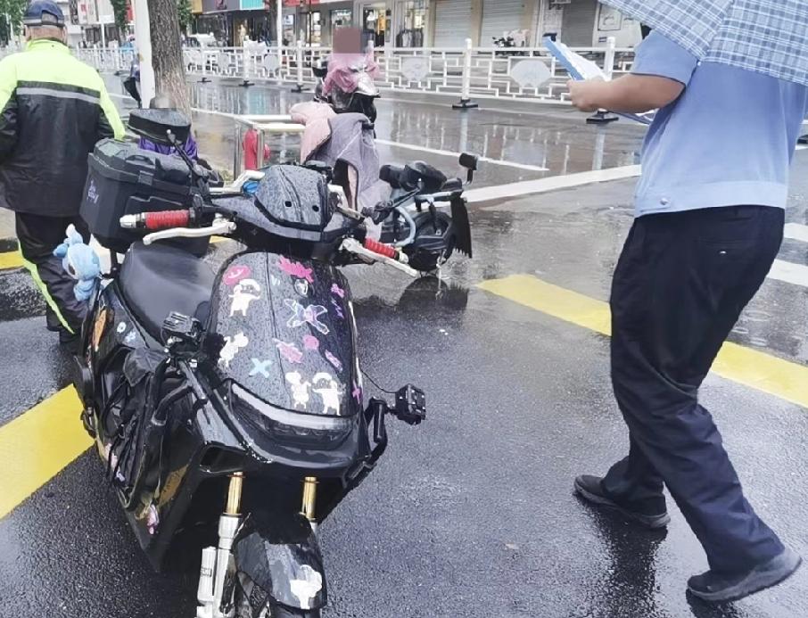 中午刷视频，亲眼看到一个骑手为了抢红灯，“嗖”一下冲出去，结果和侧面来的车撞个正