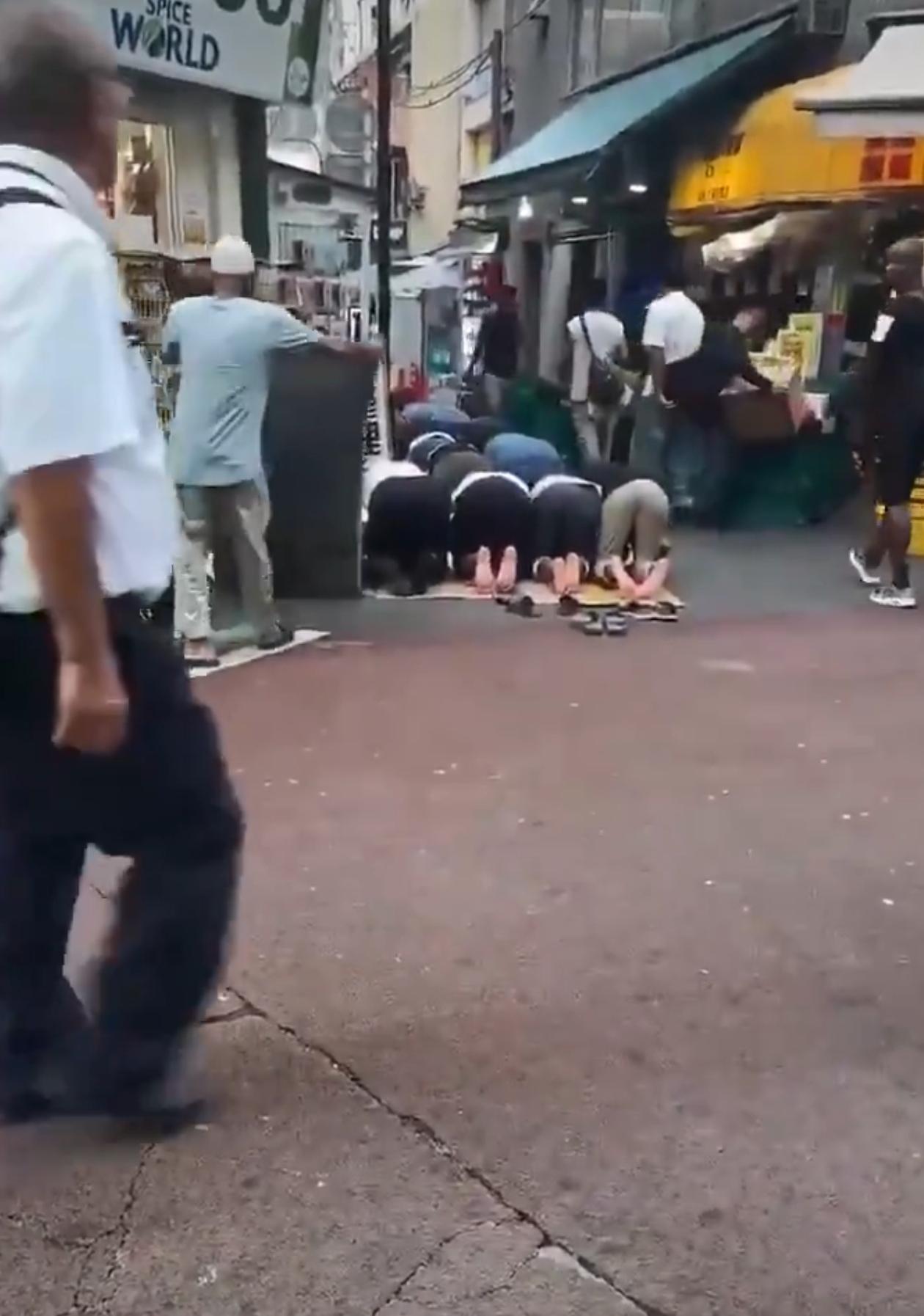 穆斯林在日本街头撅腚！