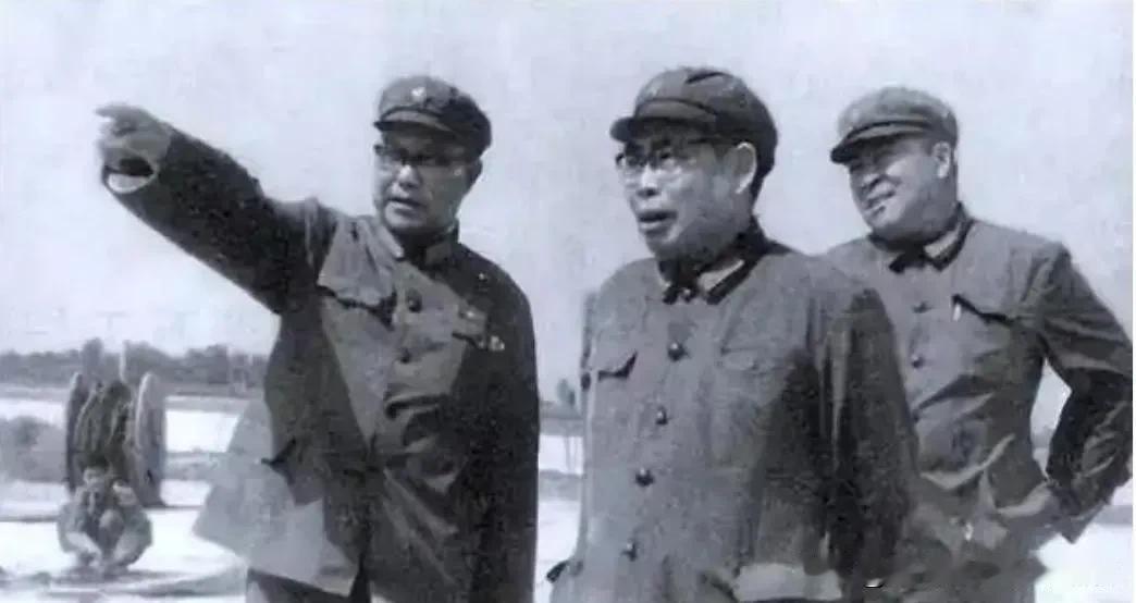 1982年，两万名下达转业指令的基建工程兵的安置工作困住司令李人林，各类可行的安