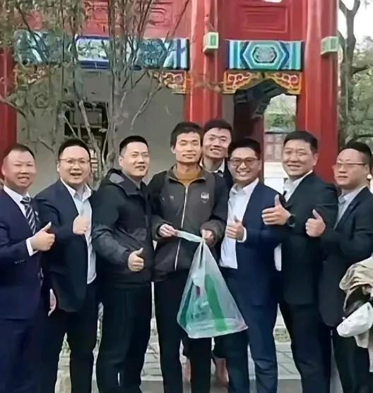 韦神与北大同事合影，站在C位，看来韦神在大家心目中地位确实很高。