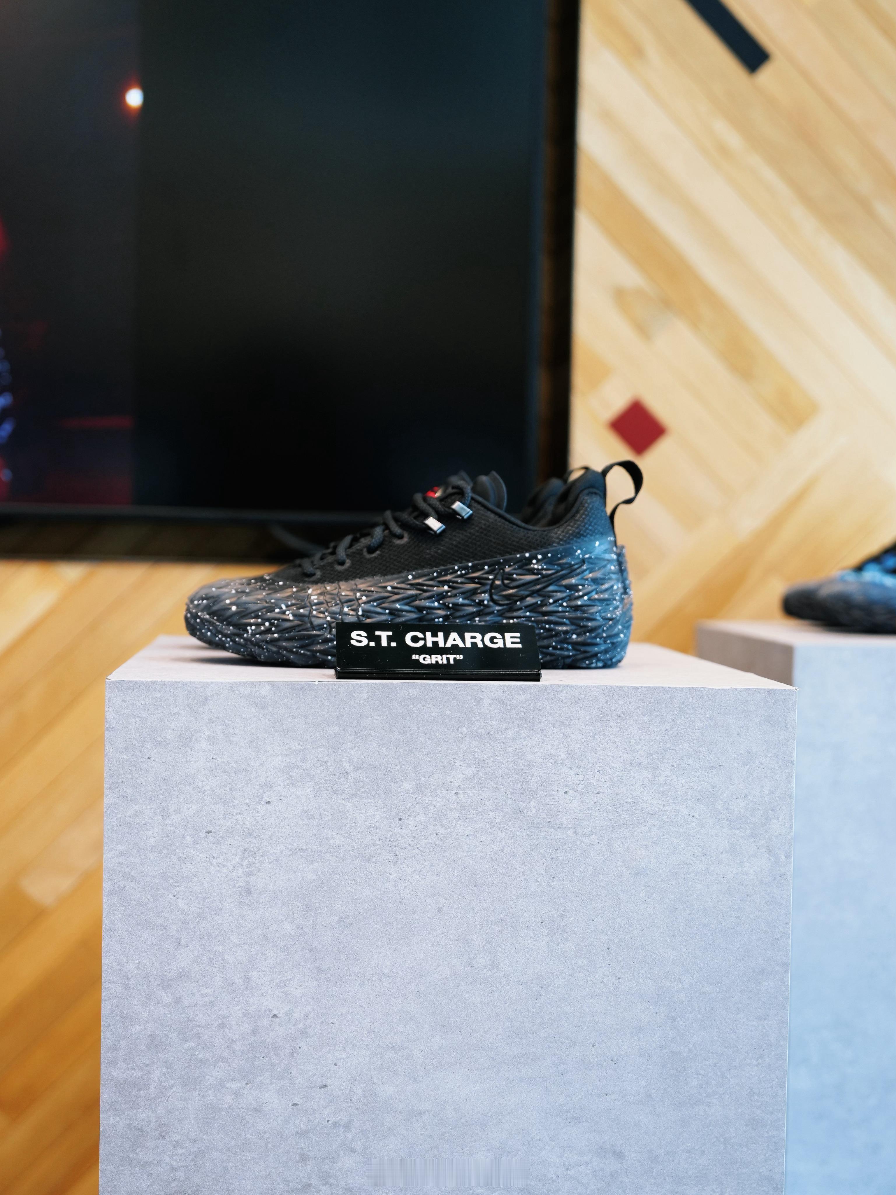 Nike新品球鞋（一）耐克发力了？「耐高」期间耐克发布了一堆新品球鞋首当其冲的就
