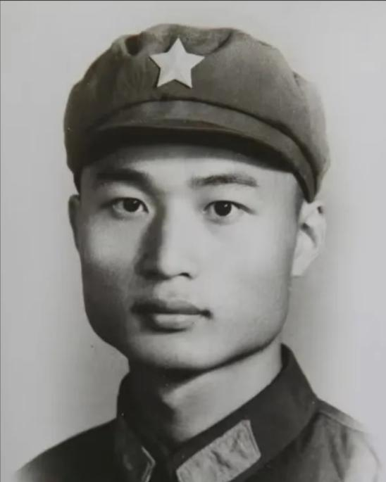 1951年，志愿军飞行员刘玉堤奉命返航途中，无意间向云层下面瞟了一眼，竟然看到了