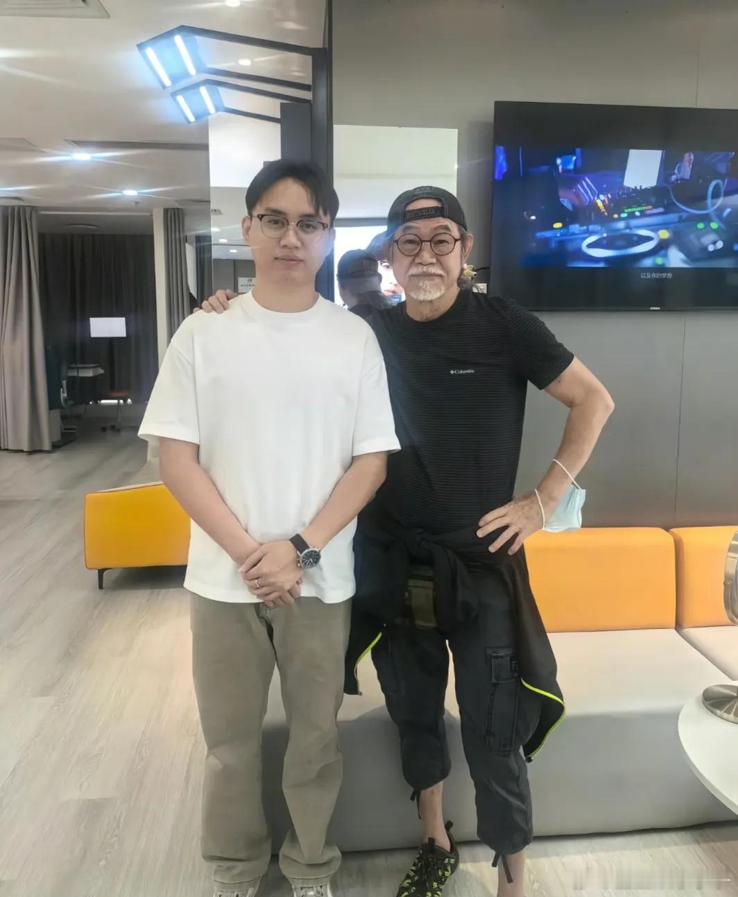 元华在深圳一家店铺配眼镜，他的穿衣打扮非常酷，外表苍老了不少，头发和胡须都花白了