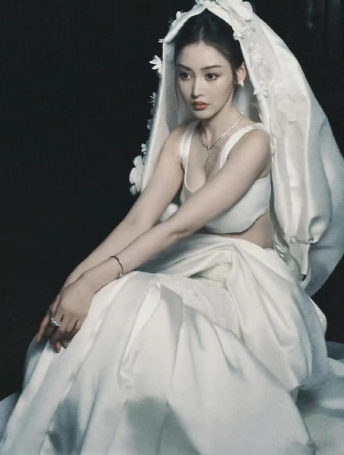 她如果是在香港黄金期出道，不输关之琳、李嘉欣吧，可惜了生不逢时​​​