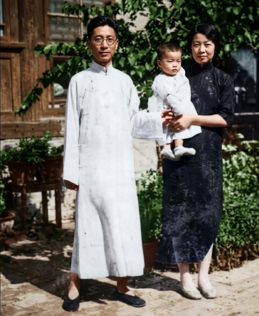 1934年夏，老舍与夫人胡絜青，长女舒济在住所小院外的合影，当时因为老舍在齐鲁大