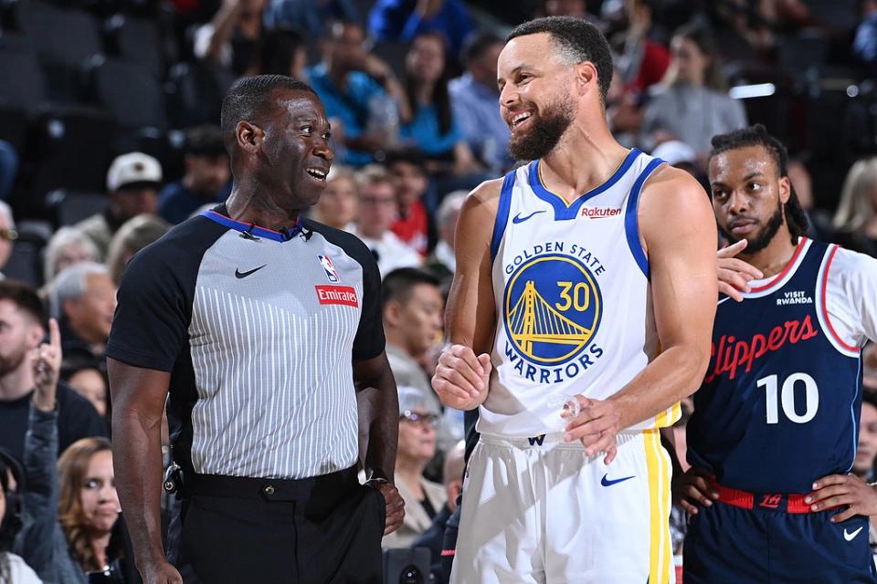 霍福德投进第四个三分时，快船主场突然安静了。这个40岁的老将，在比赛还剩4分11