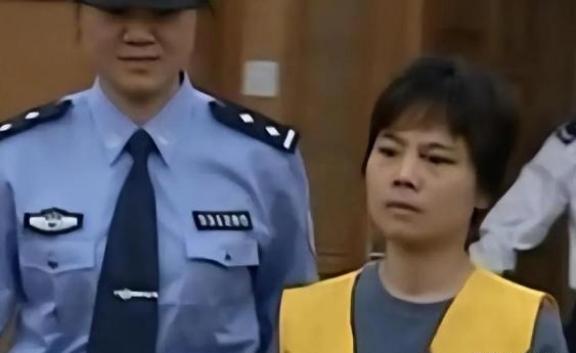 2006年，女校长在阁楼发现白骨，才知道自己一家人竟和尸体同住了将近10年。而死