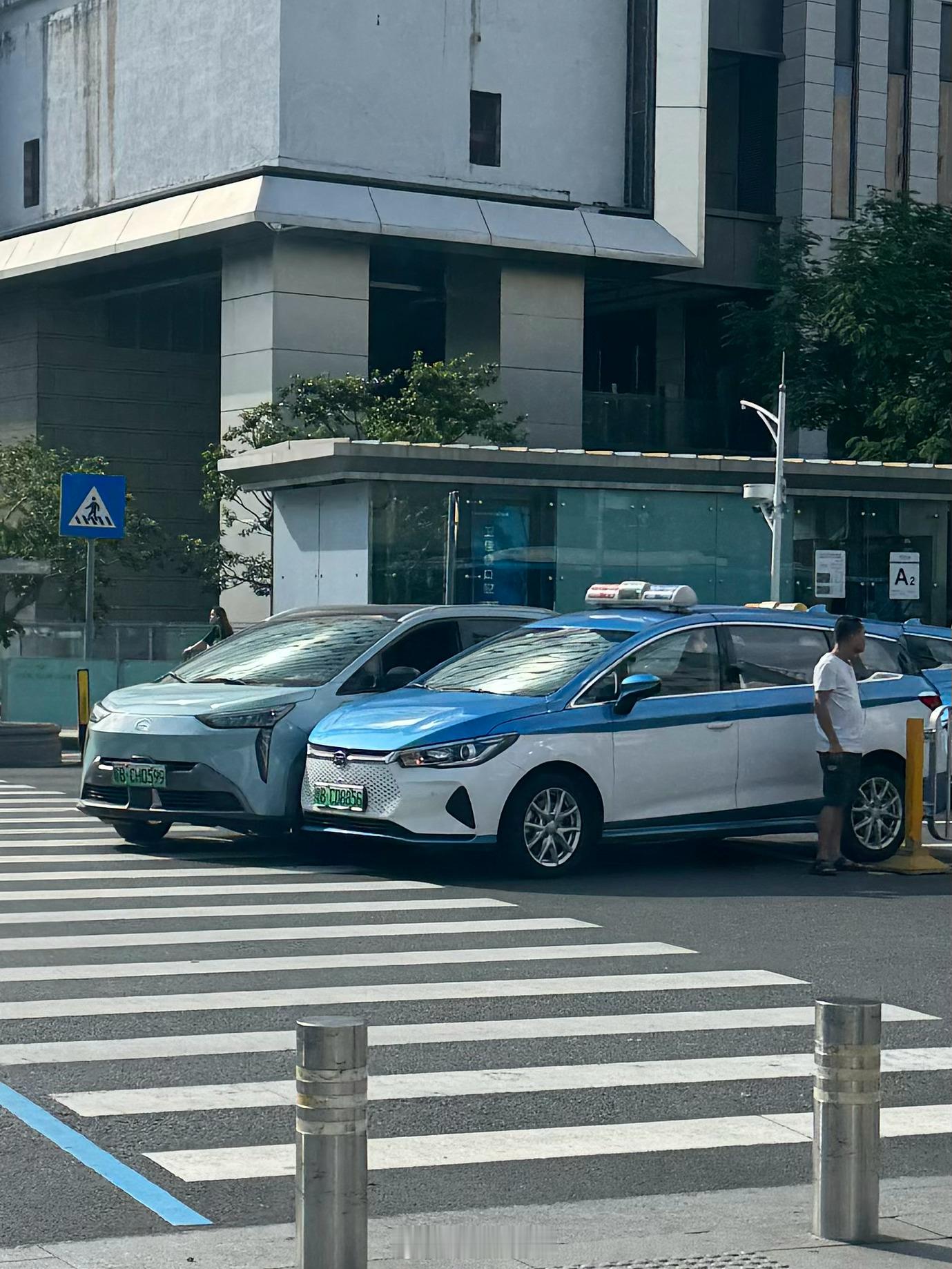 这埃安大哥直行车道掉头？这下让原本拥堵的罗湖雪上加霜了[捂脸哭][捂脸哭]​​​