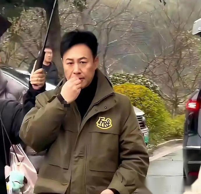 有网友拿一张图议论，张颂文身边的女助理全程给他撑伞，半边身子都淋透了，他却在一旁
