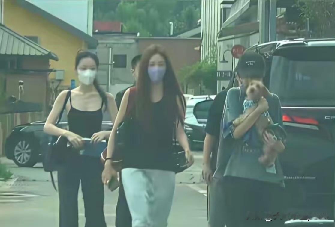 李嫣这波“女大十八变”真是变化不小，跟窦靖童、宋妍霏逛街的路透，愣是看出了时尚大