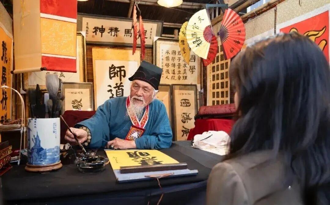 越南人真尴尬！从大年初二清晨起，越南人便涌向河内文庙-国子监求新春开笔字，寄托对