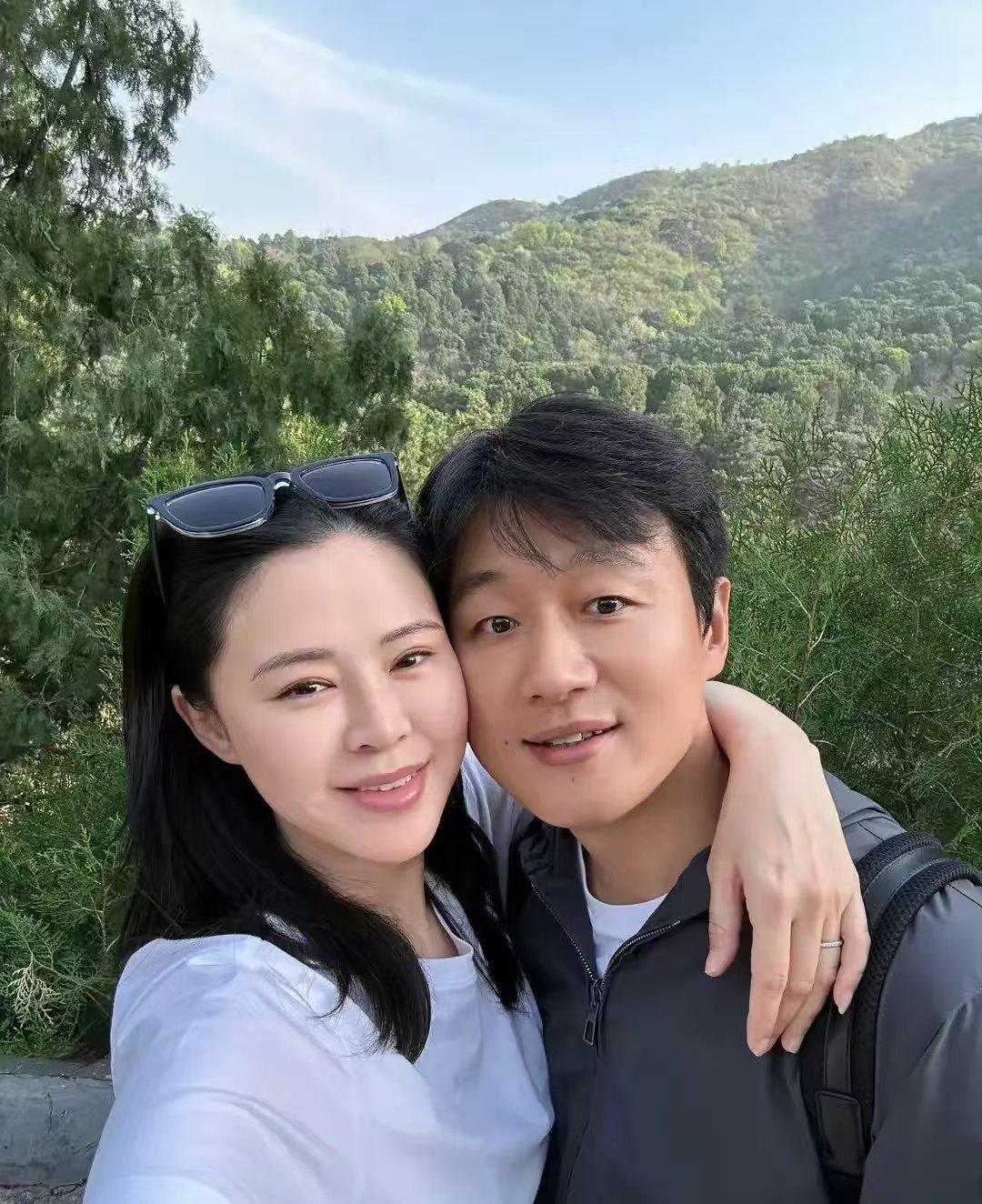 有人问佟大为，中年夫妻还睡在一起吗？他愣了一下，笑着说，何止睡一起。结婚1