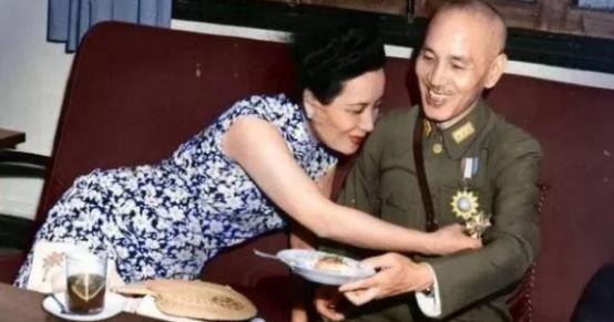 1948年，蒋介石请王耀武吃饭，宋美龄亲自下厨做了山东菜，吃完饭后，王耀武却对妻