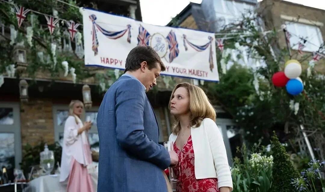 挤进上流圈子的穷女孩，最后用板球棒杀了男友。这是真实案件改编的剧。简·安德鲁