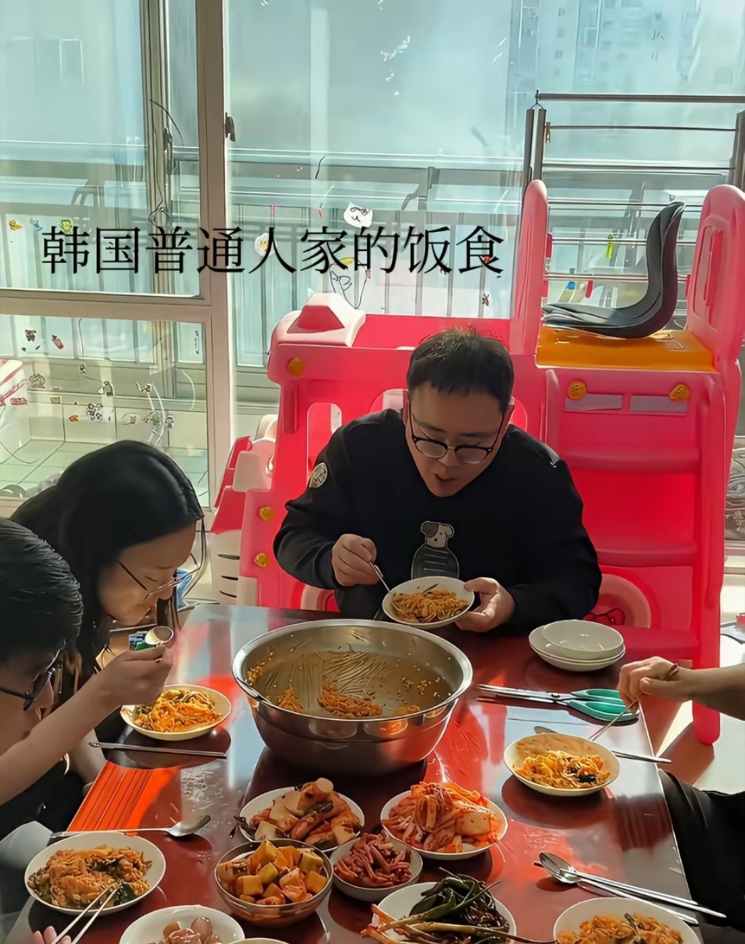 真不愧是发达国家哟，韩国普通家庭居然每顿饭能摆出5道菜，而且菜品是挖空心思做得不
