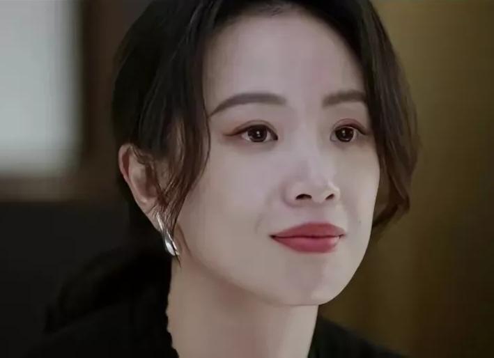 《白日提灯》和《蜜语纪》我都看过，各有千秋。《白日提灯》的设定超带感，女主是个