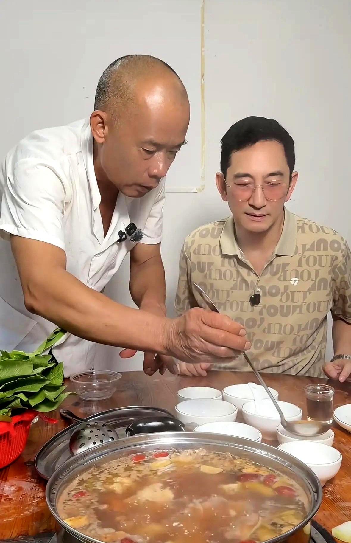 你敢信吗？香港明星居然为了口鸡，专门开车跑到顺德后厨看杀鸡！吴启华一到店，老