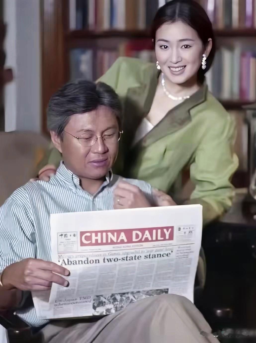 1999年，香港，34岁的巩俐和丈夫黄和祥在家中豪宅的留影旧照，那时候巩俐满脸幸