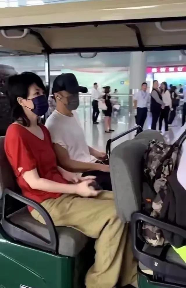 有人说谢霆锋在演唱会上高调表白王菲，让张柏芝难堪，况且还有两个儿子住在观众席上。