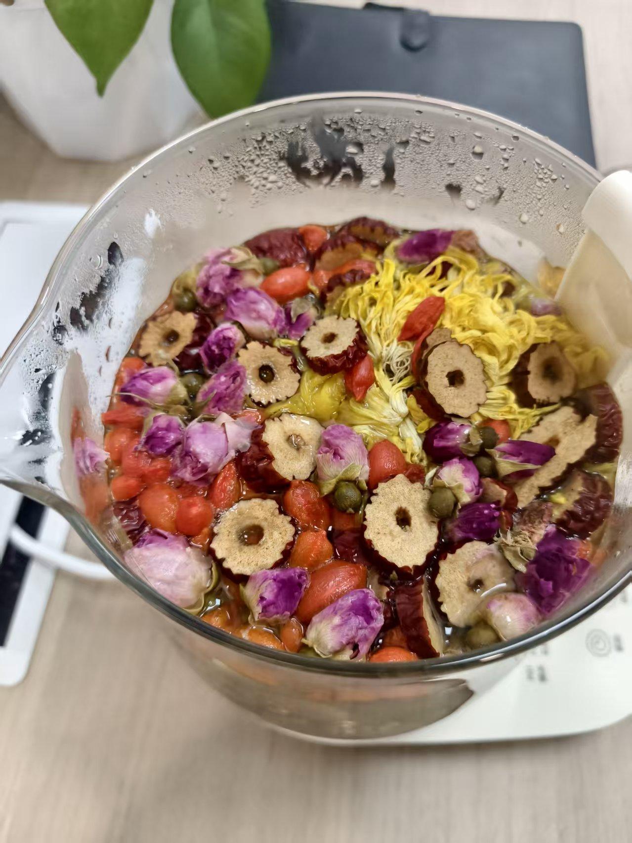 冬天天气冷，用养生壶煮一壶果茶，颜色真好看，喝起来心里暖和和，冬天不想吃凉凉的水