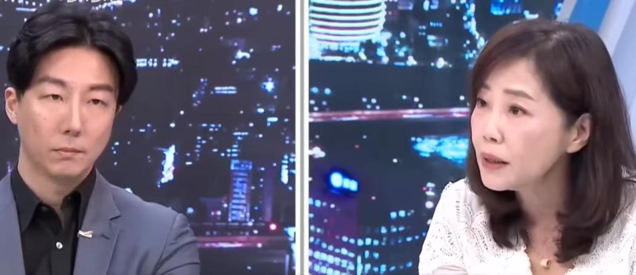 民进党发言人吴峥也是赵少康节目的常驻嘉宾，他说郑丽文在馆长节目上说无人机应该是送