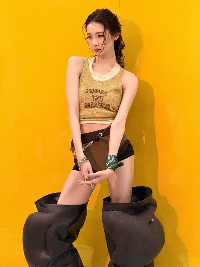 张艺凡一只鞋塞得下两只脚张艺凡这靴子也太大了，不过配她刚刚好，能把夸张单品穿得好