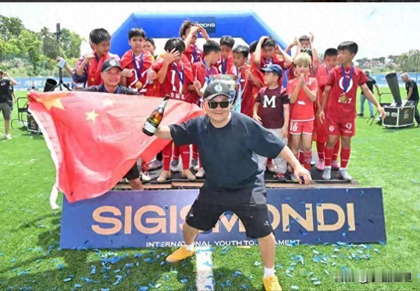 现在好了全国人民都知道没教练证的解说员董路，带着14个中国小孩在罗马干翻