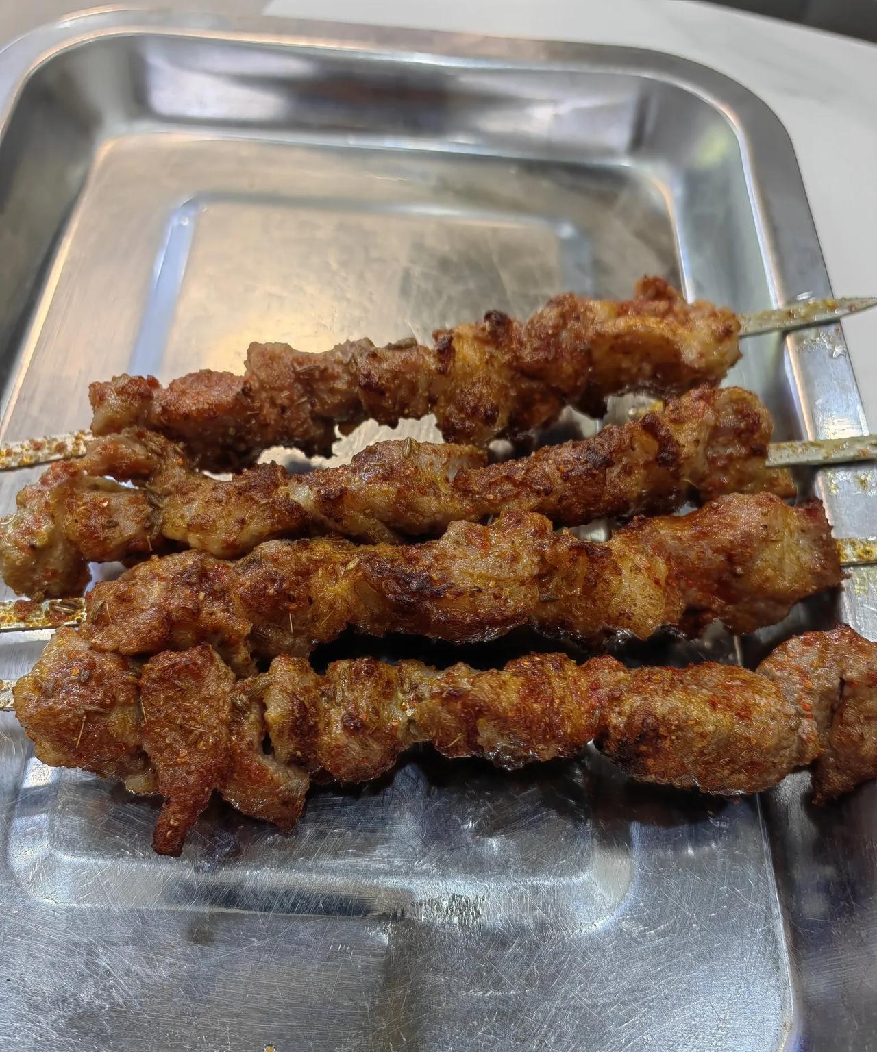 晚上懒得做饭，和太座出去，走了一大圈，看到不知其数的门面关张，最后找了一家兰州牛