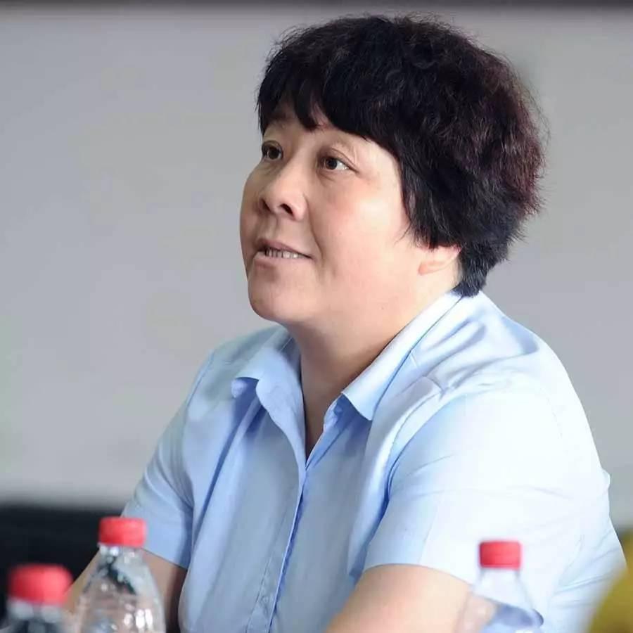 泪目了！河北邢台，一34岁的女子自己有两个孩子，丈夫跑大车，日子紧巴巴。隔壁邻居