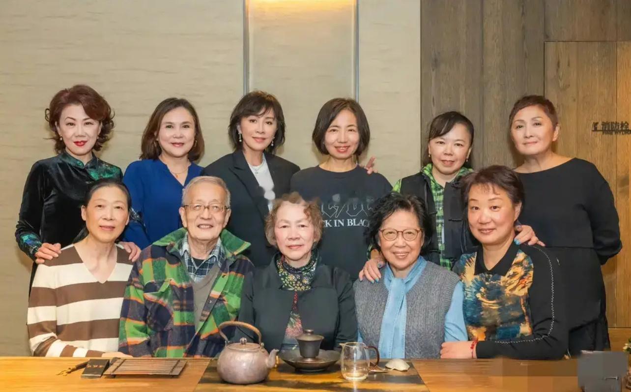 刘嘉玲同学聚会，刘嘉玲明显看着比别同学年轻好多，钱真养人！​​​