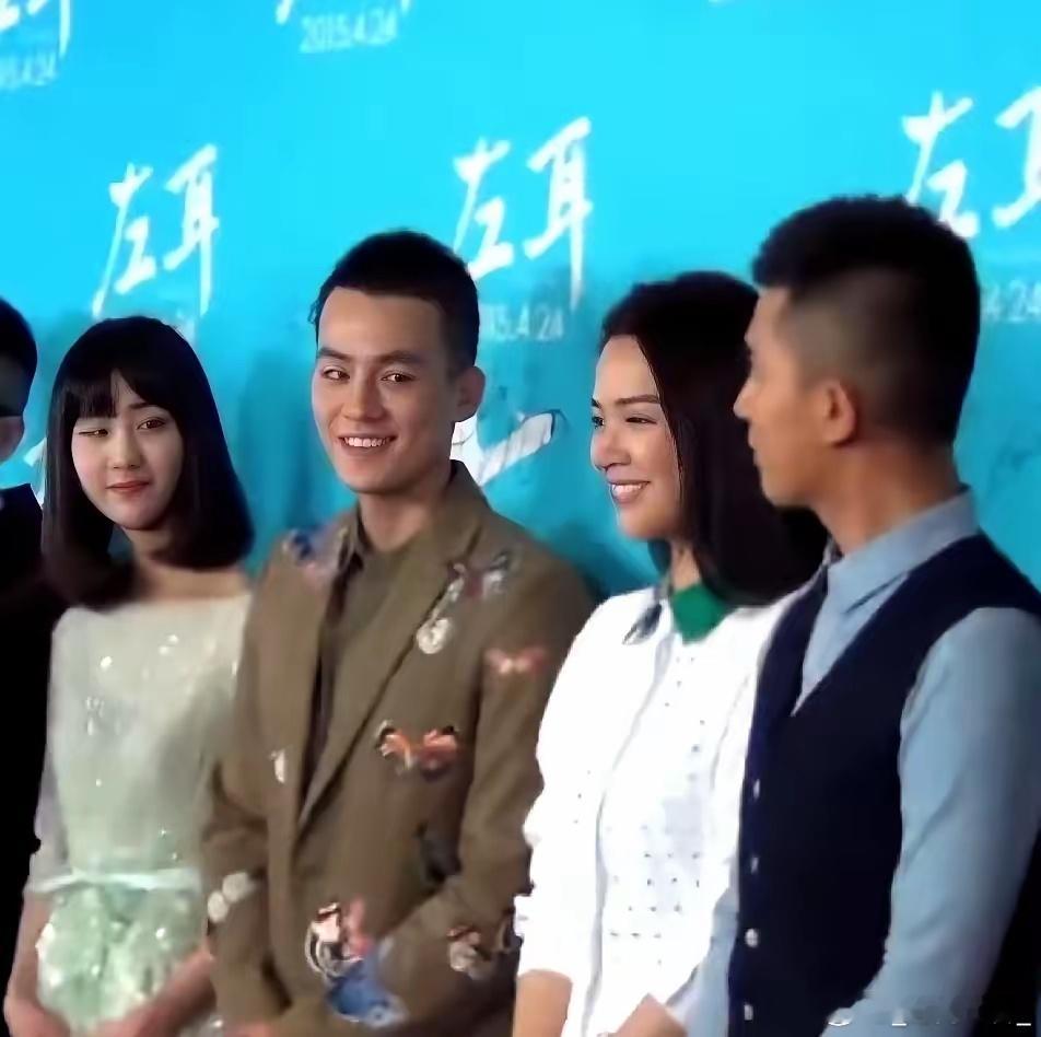 镜头里那一秒回头，全网跟着心跳。​欧豪在颁奖礼过道轻拍马思纯后背，指尖停半秒，像