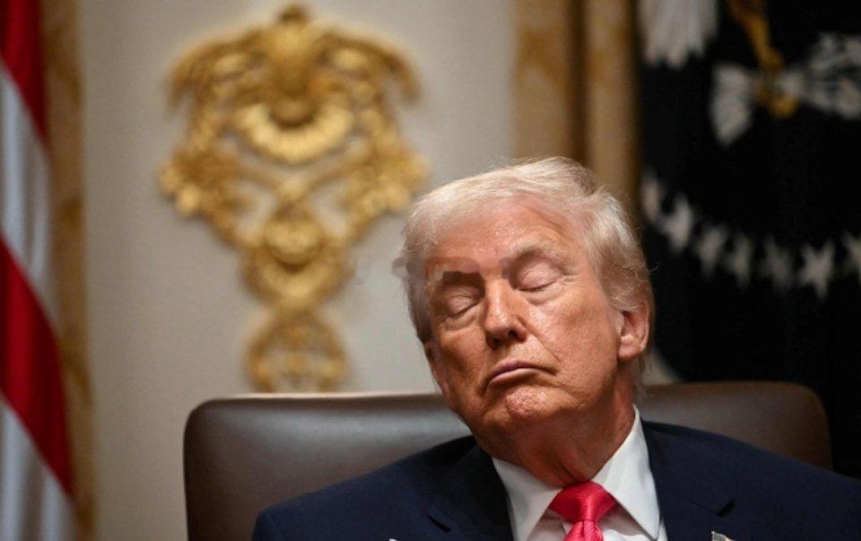 特朗普承认超量服用阿司匹林手部瘀青引健康争议核心快讯近日，美国前总统特朗普在接