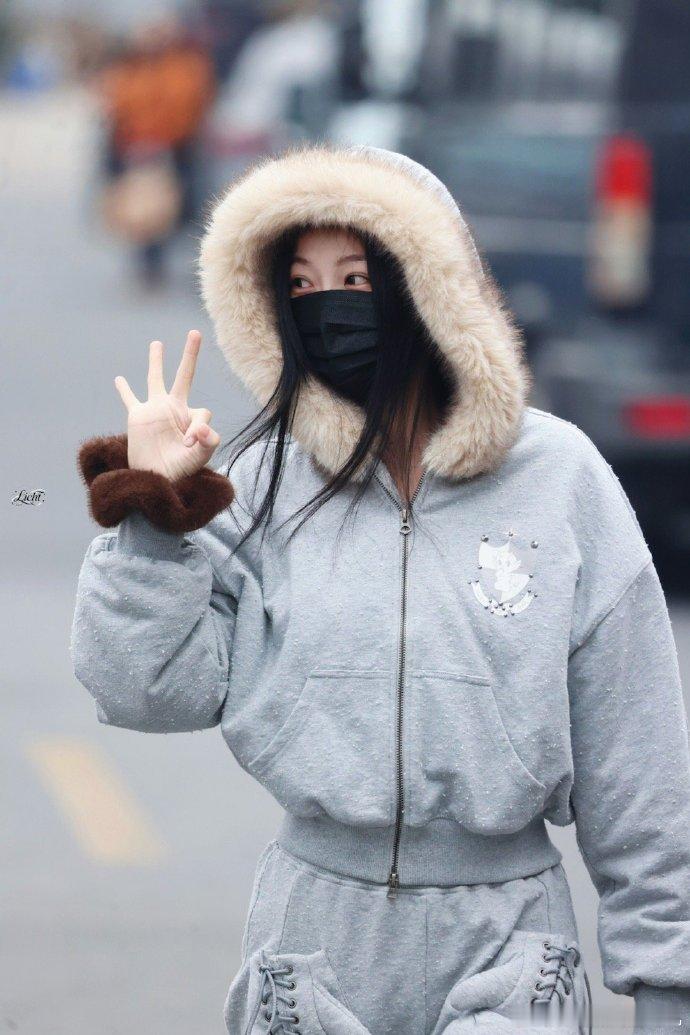 虞书欣手套抽绳口袋虞书欣日式松弛感通勤穿搭虞书欣日式松弛感通勤穿搭，虞书欣手套