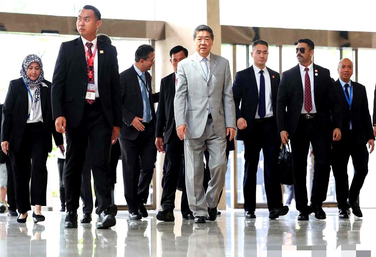 中美关税？别听他们扯什么磋商这哪是谈生意，这是在刀尖上跳贴面舞。我当年在酒泉