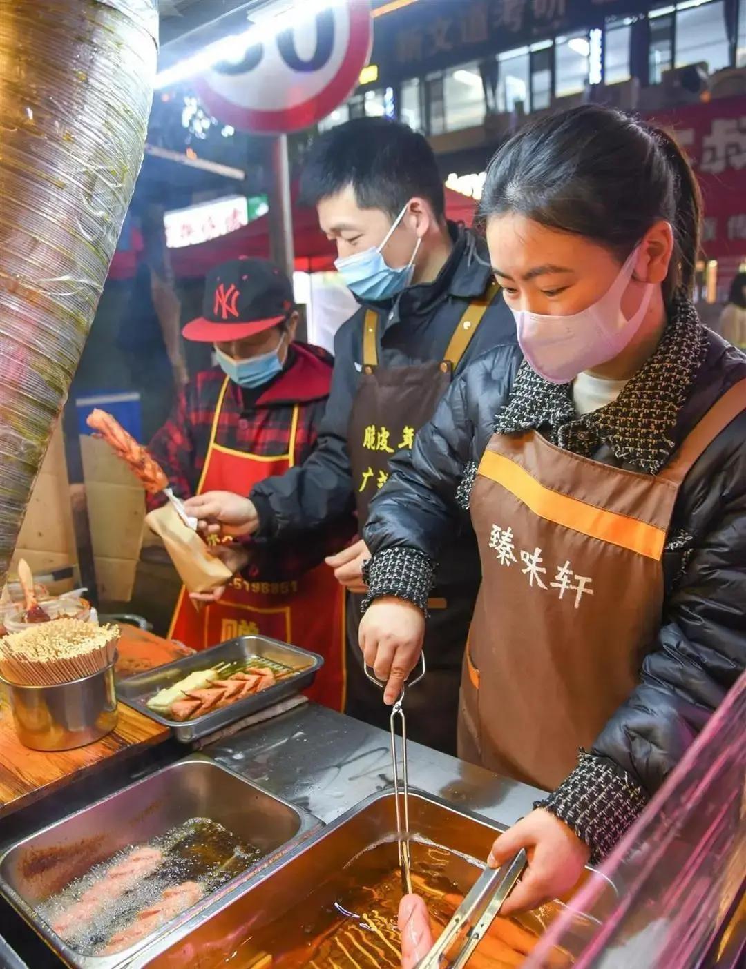 荆州一对夫妻摆炸串摊十年，每天把油桶倒空换新油，网友排队打卡。2015年俩人辞